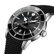 Profilo laterale della cassa rotonda in acciaio inox con vetro zaffiro bombato e lunetta unidirezionale.